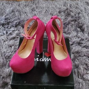Lui Chiny  eye doll Fuchsia heels size 7